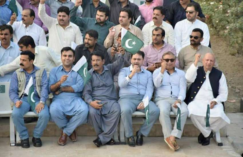 لاہور: تحریک انصاف کے مرکزی رہنما چوہدری محمد سرور اور دیگر ..