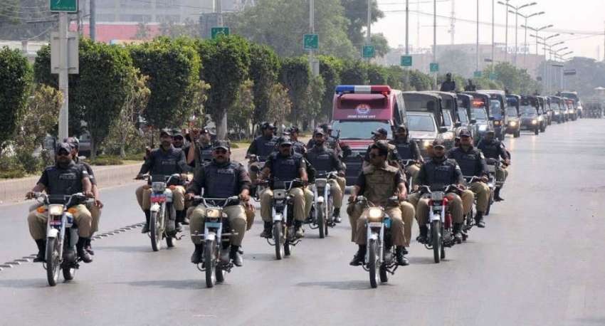 راولپنڈی: پولیس کے فلیگ مارچ کا منظر۔