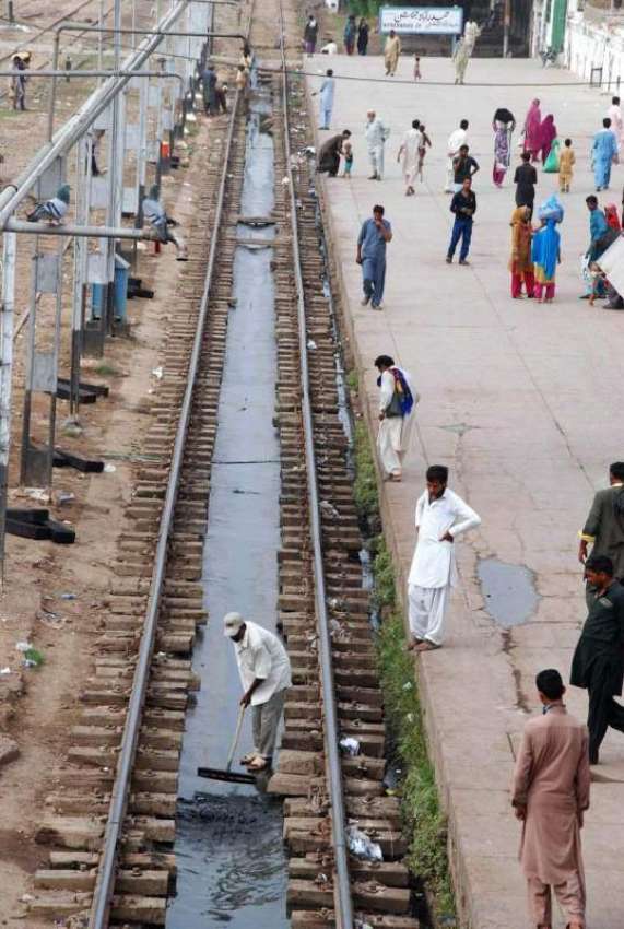 حیدر آباد: ریلوے کا عملہ ریلوے لائن کی صفائی کے کام میں مصروف ..