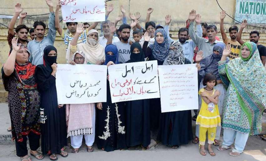 لاہور: گرین ٹاؤن کے رہائشی پریس کلب کے باہر ابو ظہبی میں ..