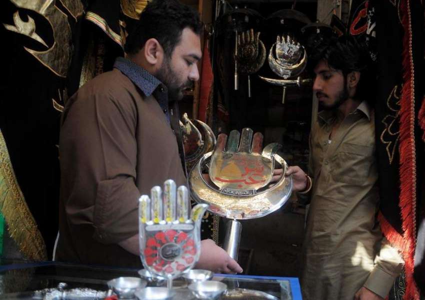 راولپنڈی: محرم الحرام کی مناسبت سے ایک عزادار علم دیکھ رہا ..