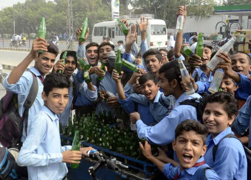 لاہور: سکول کے بچے چھٹی کے بعد مشروب پی رہے ہیں۔