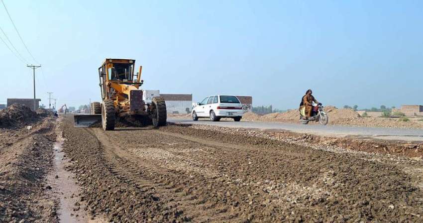 ملتان: شجاع آباد روڈ پر جاری ترقیاتی منصوبے پر کام کا منظر۔