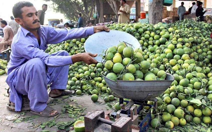 ملتان: مزدورفروٹ منڈی میں موسمی پھل فروخت کرنے میں مصروف ..