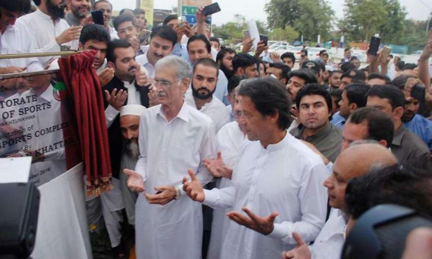 پشاور: حیات آباد سپورٹس کمپلیکس کے افتتاح کے بعد چیئرمین ..
