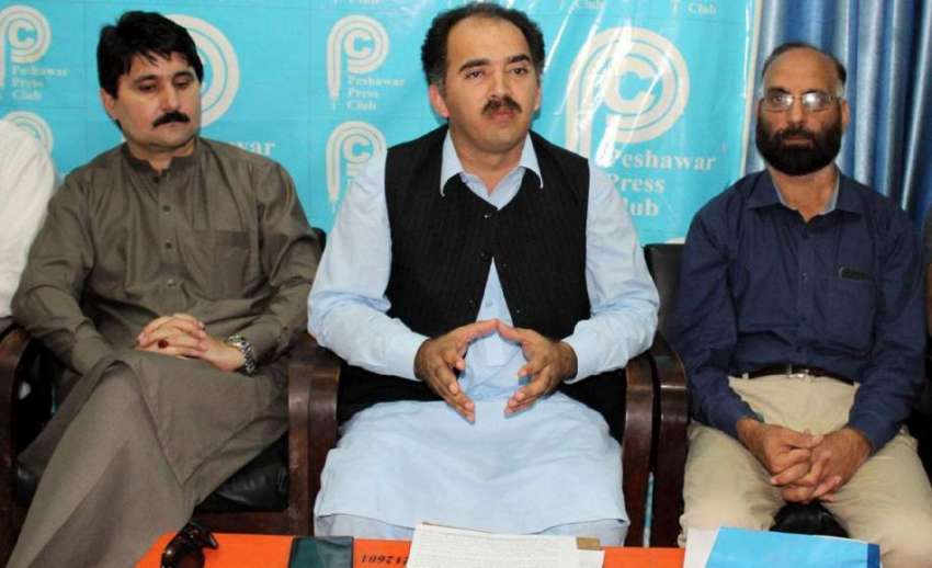 پشاور: یونیورسٹی ٹیچر ایسوسی ایشن کے صدر ڈاکٹر جمیل چترالی ..