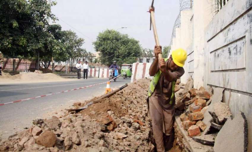 لاہور: ایک مزدور سیف سٹی پراجیکٹ کے لیے واپڈا ہاؤس کی دیوار ..