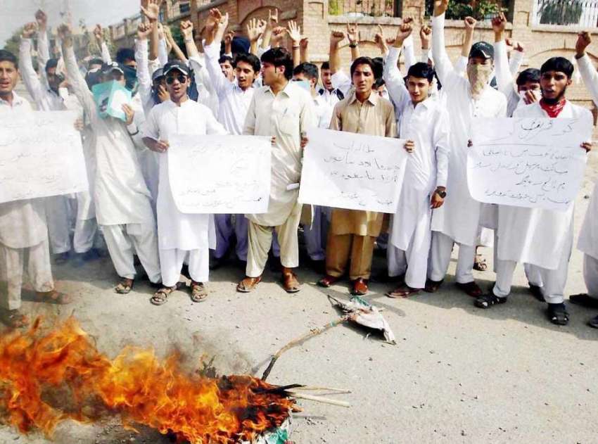 پشاور: سٹوڈنٹس اپنے مطالبات کے حق میں احتجاجی مظاہرہ کر ..