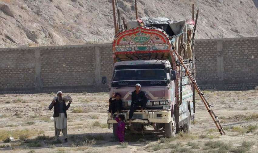 کوئٹہ: افغان مہاجرین اپنے ملک واپسی کے لیے ایک ٹرک پر سامان ..