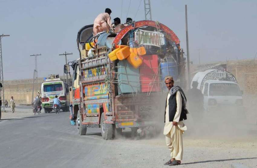کوئٹہ: افغان مہاجرین کا ایک ٹرک سامان لیے افغان بارڈر کی ..