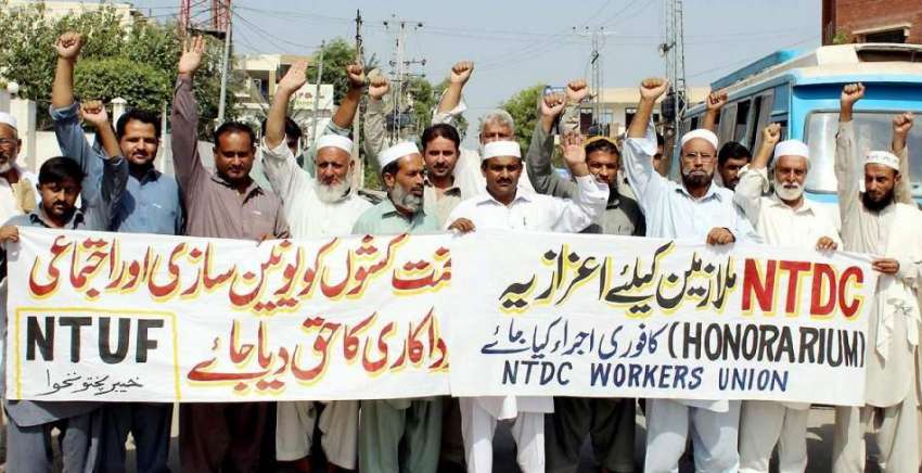 پشاور: این ٹی ڈی سی ملازمین اپنے مطالبات کے حق میں پریس کلب ..