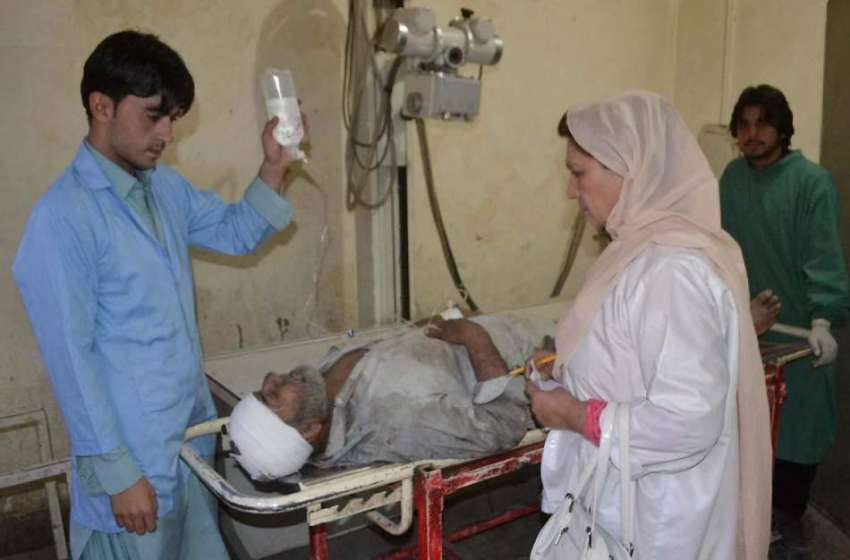 کوئٹہ: مچھ میں ریلوے ٹریک پر بم دھماکے کے زخمیوں کو سول اسپتال ..