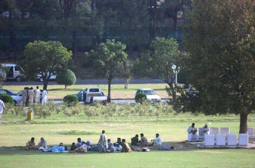 اسلام آباد: شہری دوپہر کے وقت درختوں کے سائے تلے آرام کر ..