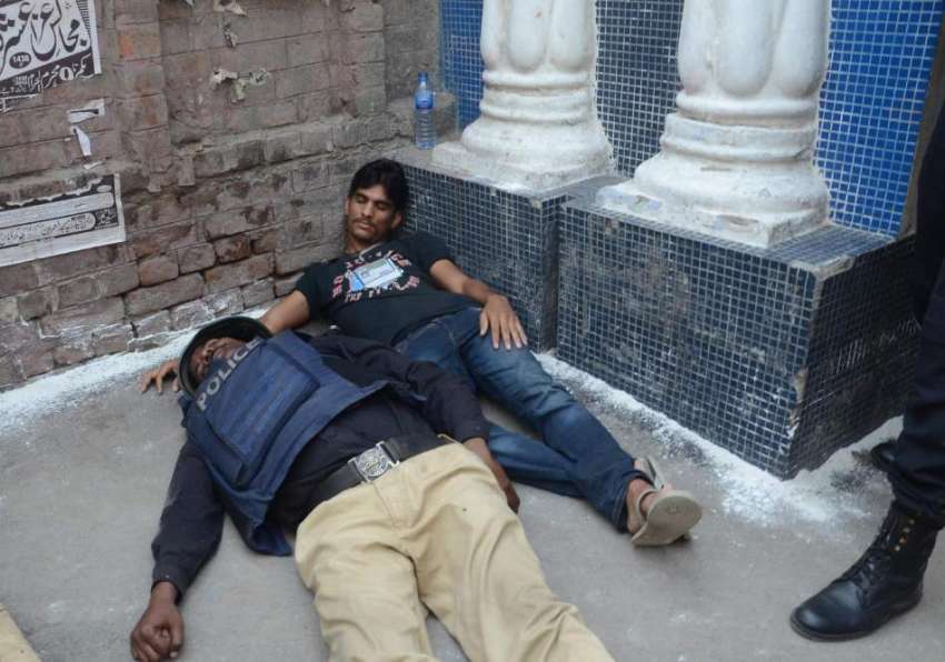 لاہور: کربلا گامے شاہ کے باہر پنجاب پولیس اور ریسکیور اہلکار ..