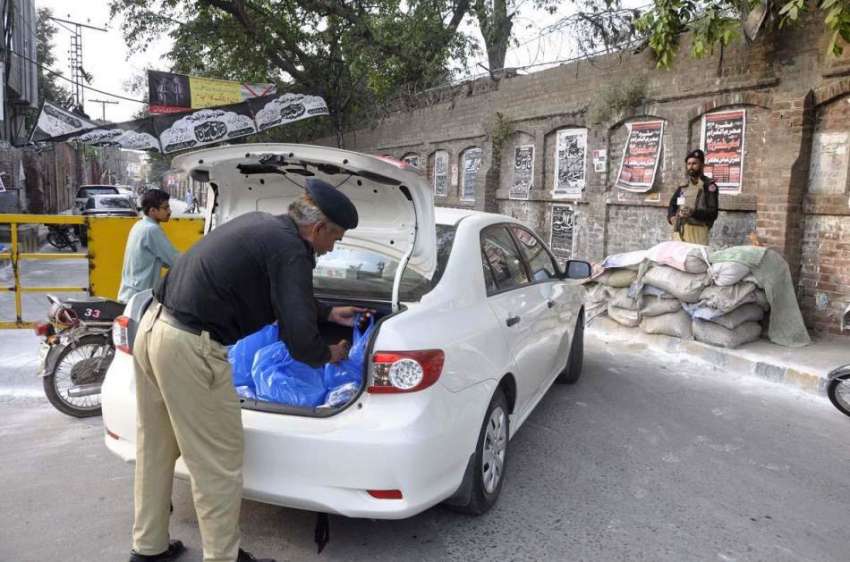 لاہور: محرم الحرام کی مناسبت سے ایک پولیس اہلکار گاڑی کی ..