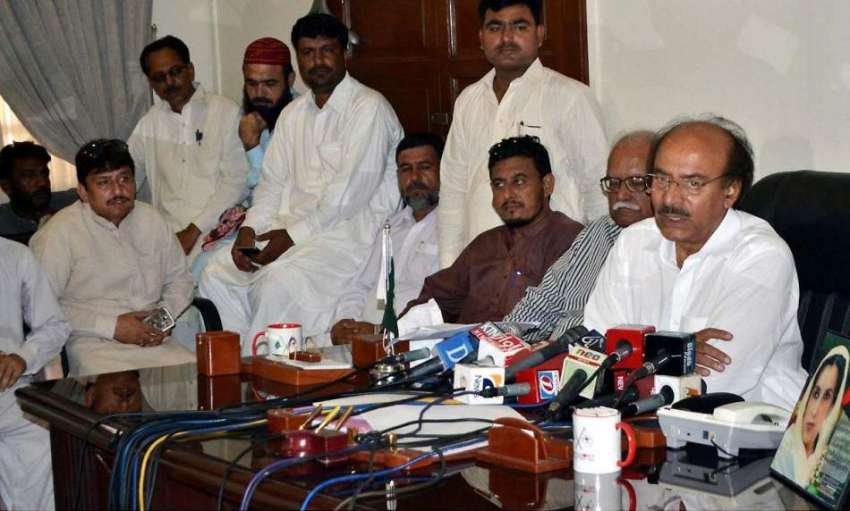 کراچی: صوبائی وزیر نثار احمد کھوڑو اپنے آفس میں پاکستان ..