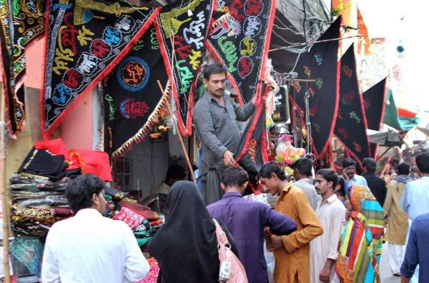 لاہور: محرم الحرام کی مناسبت عزادار ایک دوکان سے علم وغیرہ ..