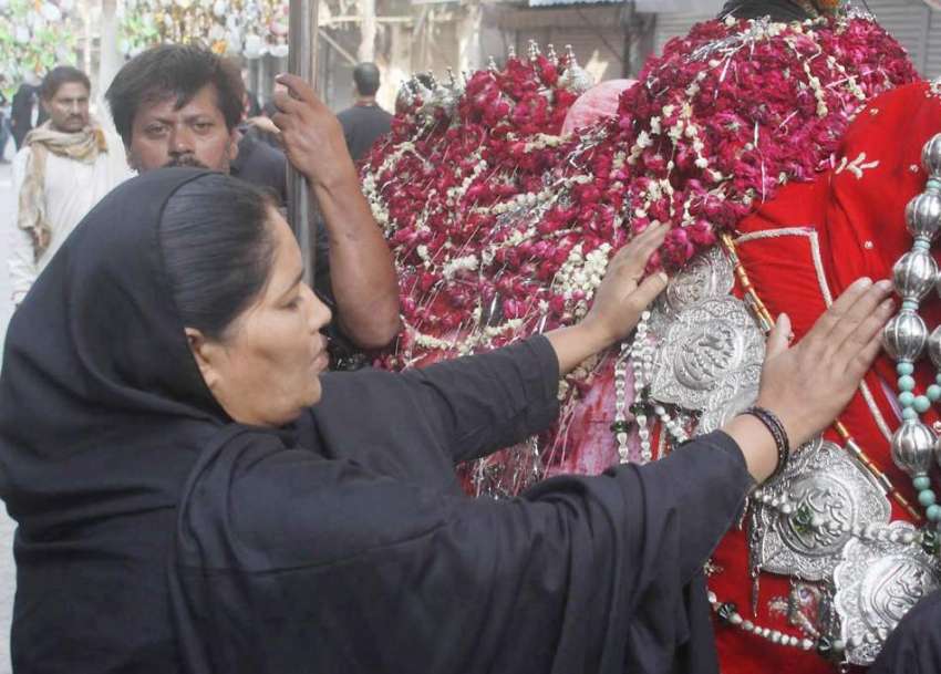 لاہور: آٹھویں محرم الحرام کی مناسبت سے نکالے گئے جلوس میں ..