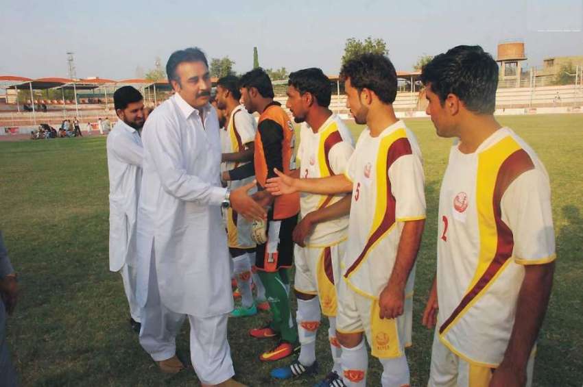پشاور: آل پاکستان چیلنج فٹبال کپ کے موقع پر مہمان خصوصی پاکستان ..