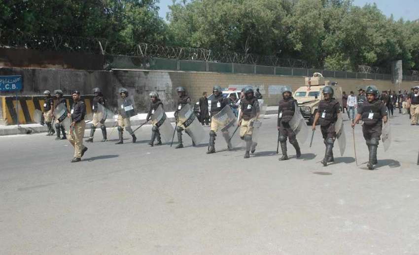 کراچی: یوم عاشور کے مرکزی جلوس کی حفاظت کے لیے پولیس کا دستہ ..