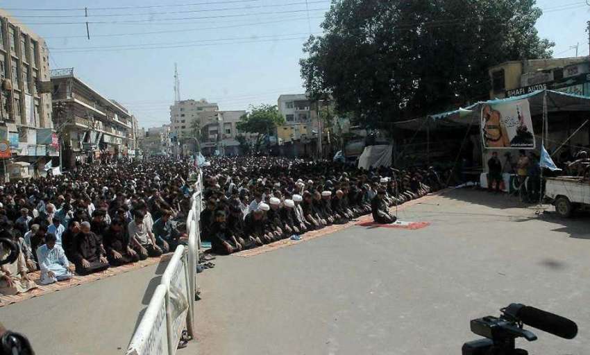 کراچی: تبت سینٹر پر یوم عاشور کے مرکزی جلوس کے شرکاء نماز ..