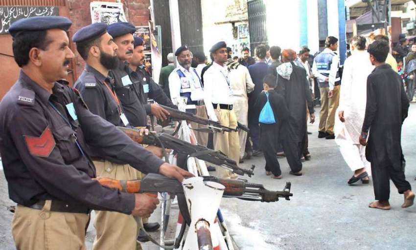 لاہور: یوم عاشور کے موقع پر پولیس اہلکار گامے شاہ کے باہر ..