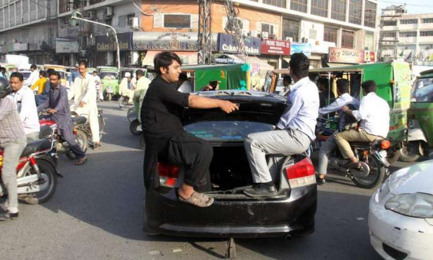 لاہور: دو نوجوان خطر ناک طریقے سے گاڑی کی ڈکی میں بیٹھ کر ..