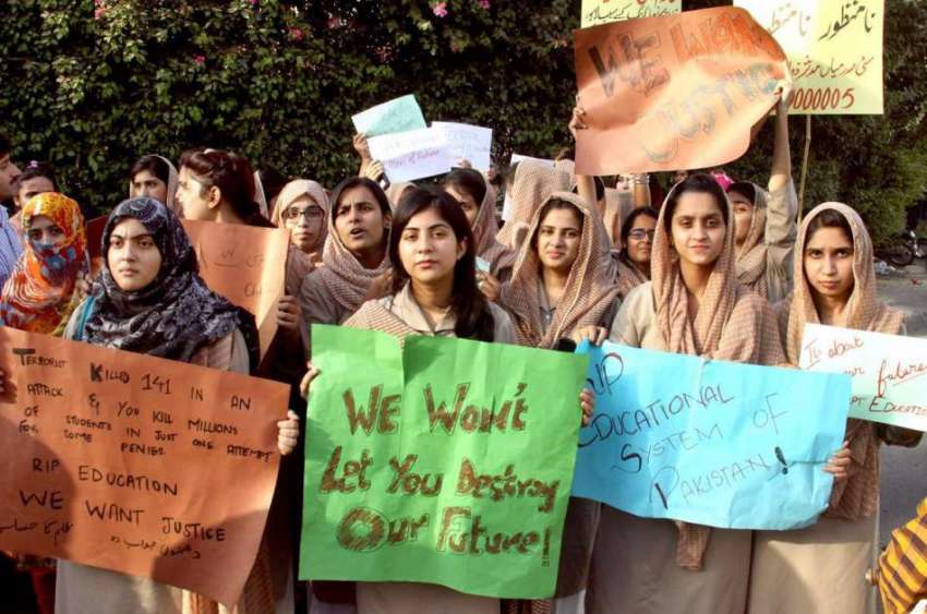 لاہور: مختلف کالجز کی طالبات اپنے مطالبات کے حق میں پریس ..