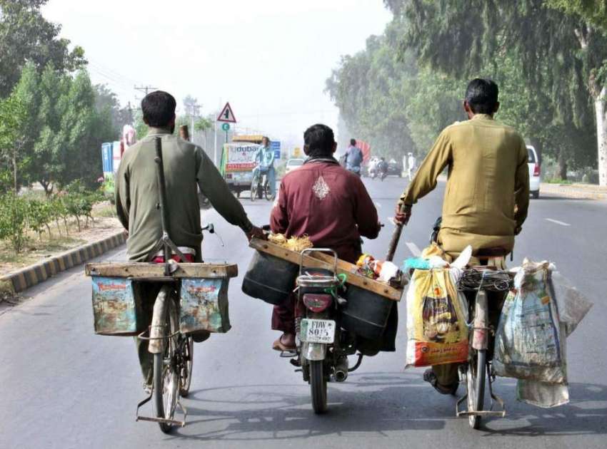 فیصل آباد: دو سائیکل سوار موٹر سائیکل سوارکی مدد لیتے ہوئے ..