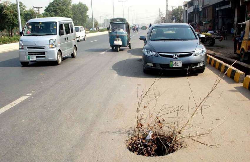 فیصل آباد: سڑک کے درمیان کھلا مین ہول کسی حادثے کا باعث بن ..