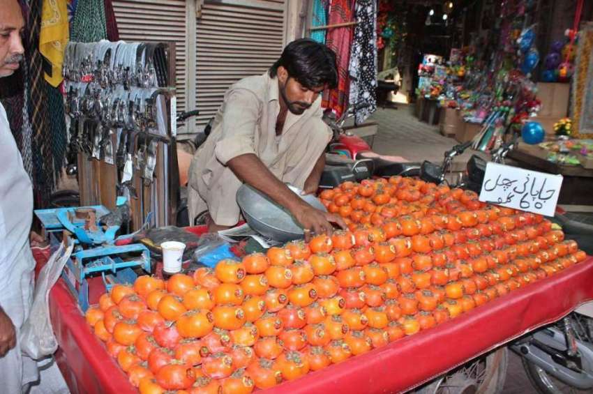 لاہور: ریڑھی بان سڑک کنارے موسمی پھل سجائے گاہکوں کا منتظر ..