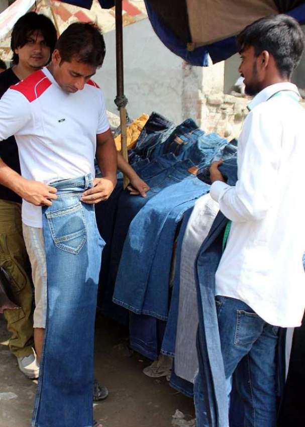 لاہور: نوجوان سڑک کنارے لگے سٹال سے استعمال شدہ کپڑے پسند ..