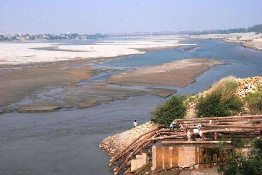 حیدر آباد: دریائے سندھ میں پانی کی کم ترین سطح۔