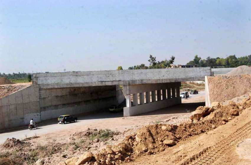 اسلام آباد: ایکسپریس وے پر جاری ترقیاتی منصوبے کا منظر۔