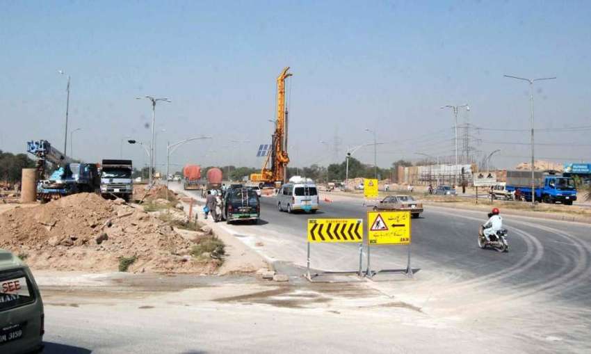 اسلام آباد: ایکسپریس وے پر جاری ترقیاتی منصوبے کا منظر۔