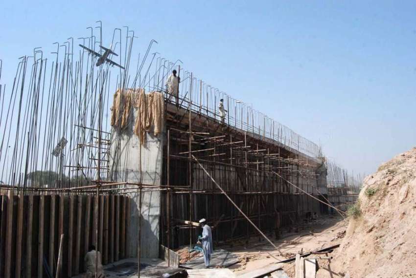 اسلام آباد: ایکسپریس وے پر جاری ترقیاتی منصوبے پر مزدور ..