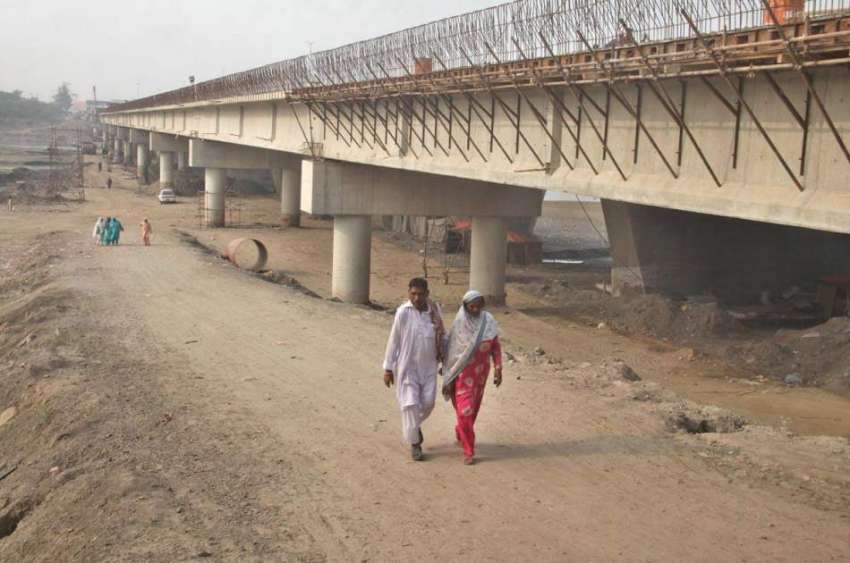 لاہور: دریائے راوی کے اوپر نئے پل کی تعمیر جاری ہے۔