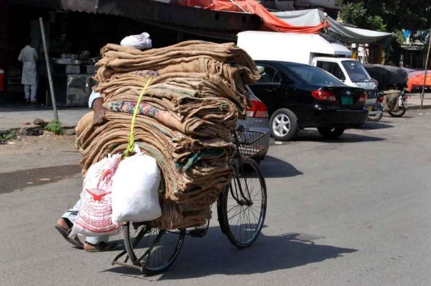 اسلام آباد: سائیکل سوار محنت کش خالی بوریاں لیے اپنی منزل ..