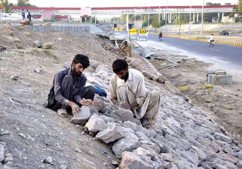 اسلام آباد: 9thایونیو پر جاری ترقیاتی منصوبے پر مزدور کام ..