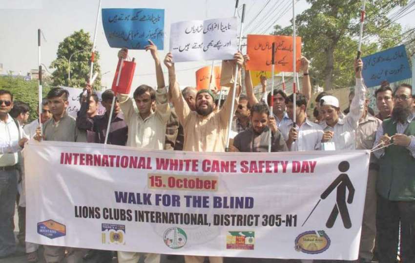 لاہور: سفید چھڑی کے عالمی دن کے موقع پر نابینا افراد اپنے ..