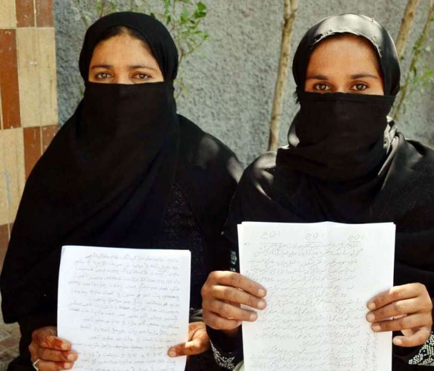 حیدر آباد: ٹنڈو جام کی رہائشی خواتین با اثر وڈیرے کے خلاف ..
