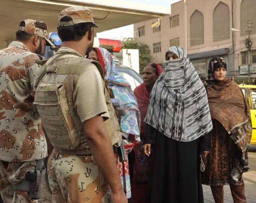 کراچی: پریس کلب کے باہر رینجرز اہلکار ایم کیو ایم کی خواتین ..