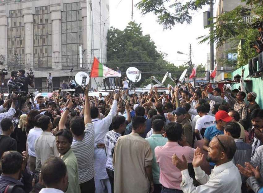 کراچی: پریس کلب کے باہر رینجرز اہلکار ایم کیو ایم کے کارکنان ..