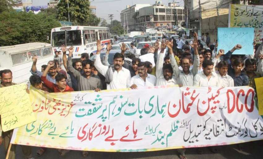 لاہور: ہربنس پورہ کے ریڑھی بان عزیز بھٹی ٹاؤن انتظامیہ کے ..