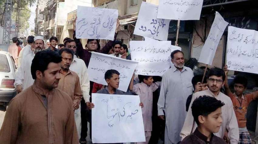 راولپنڈی: چکلالہ گاؤں کے رہائشی پانی کے قلت کے خلاف احتجاجی ..