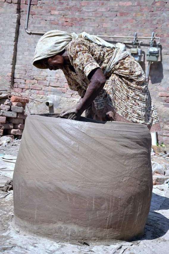 حیدر آباد: محنت کش خاتون روایتی تندور بنا رہی ہے۔