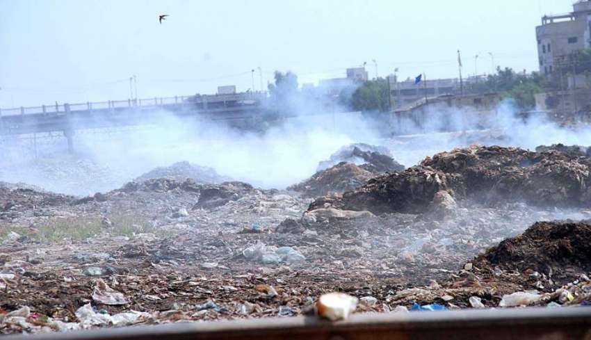 حیدر آباد: مکی شاہ کے علاقہ میں کچرے کے ڈھیر کو لگائی گئی ..