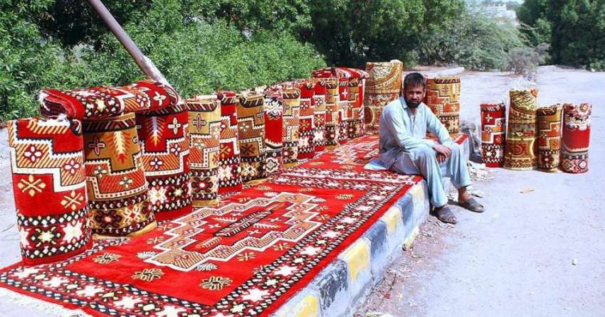حیدر آباد: محنت کش خوبصورت کارپٹ فروخت کے لیے سجائے بیٹھا ..