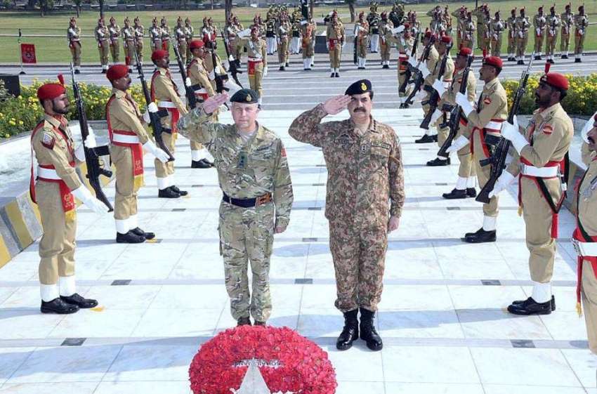 راولپنڈی:آرمی چیف جنرل راحیل شریف کے ہمراہ برطانوی فوج کے ..