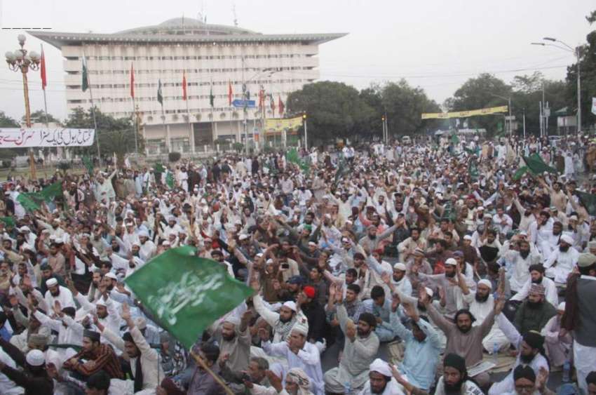 لاہور: تحریک لبیک یا رسول (ص)کے زیر اہتمام کارکن مال روڈ پر ..